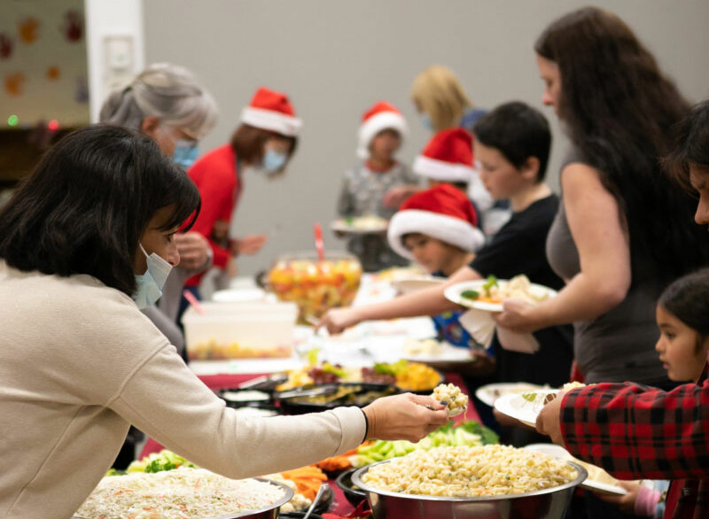 Plusieurs familles ont partagé un repas lors du Noël des enfants de Grand Galop. Photo Marie-Michèle Labbé